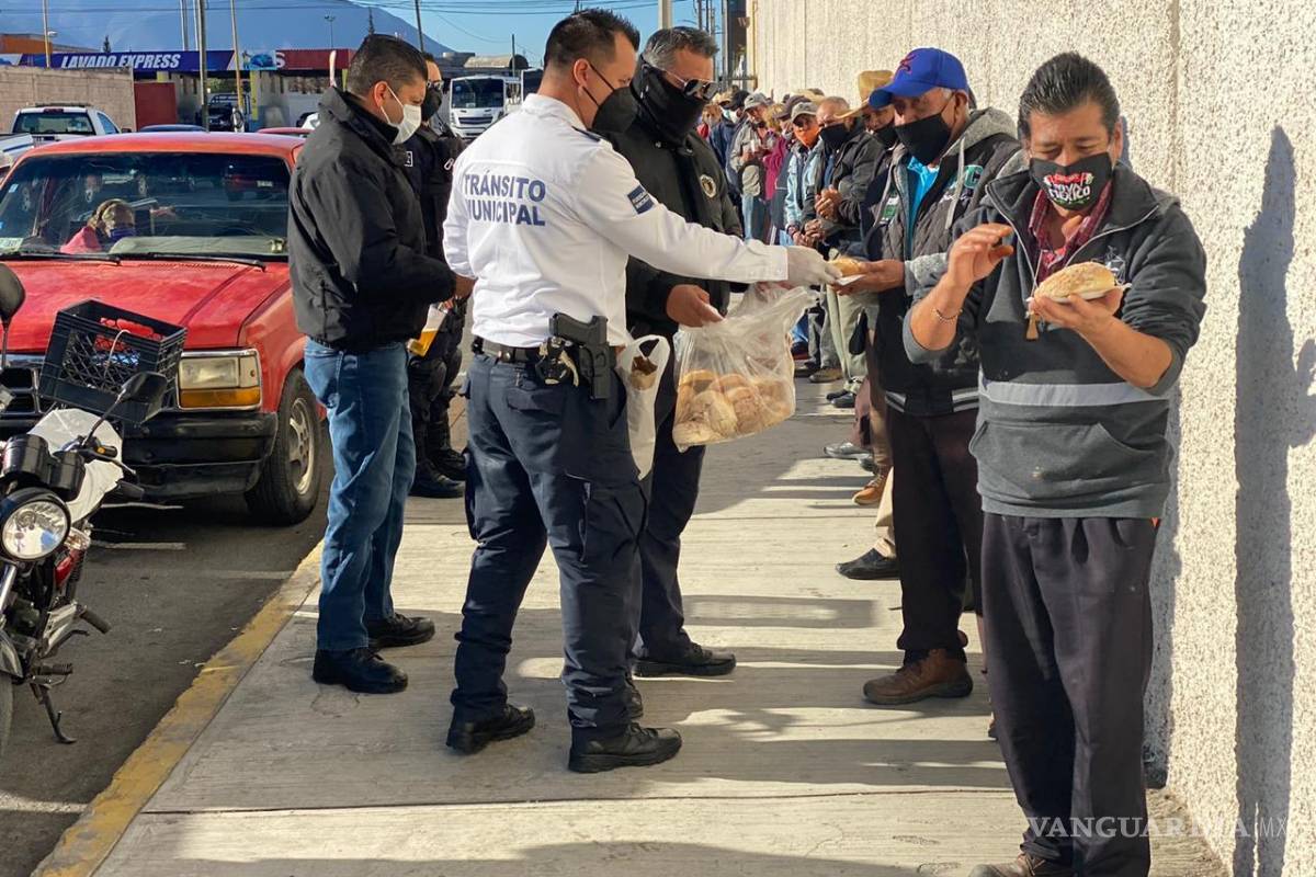 Abuelitos abarrotan bancos para cobrar pensión, hacen fila entre COVID-19 y bajas temperaturas