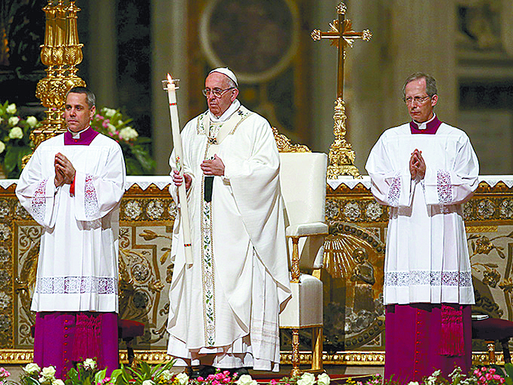 Conmemora el Papa la vigilia pascual desde el Vaticano