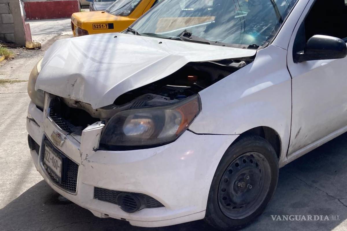 Choca y vuelca en puente del bulevar Fundadores, en Saltillo