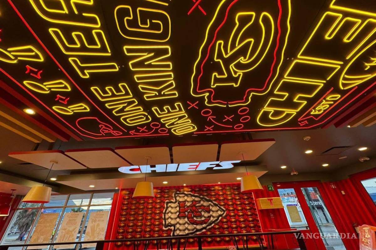 $!La sucursal KFC de Av. Chapultepec se convierte en un punto de reunión para los seguidores del equipo bicampeón del Super Bowl.