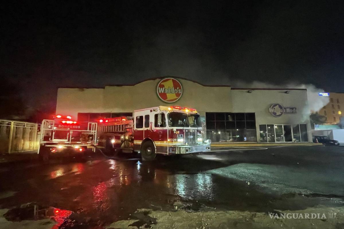 Incendio consume tienda Waldos ubicada al sur de Saltillo