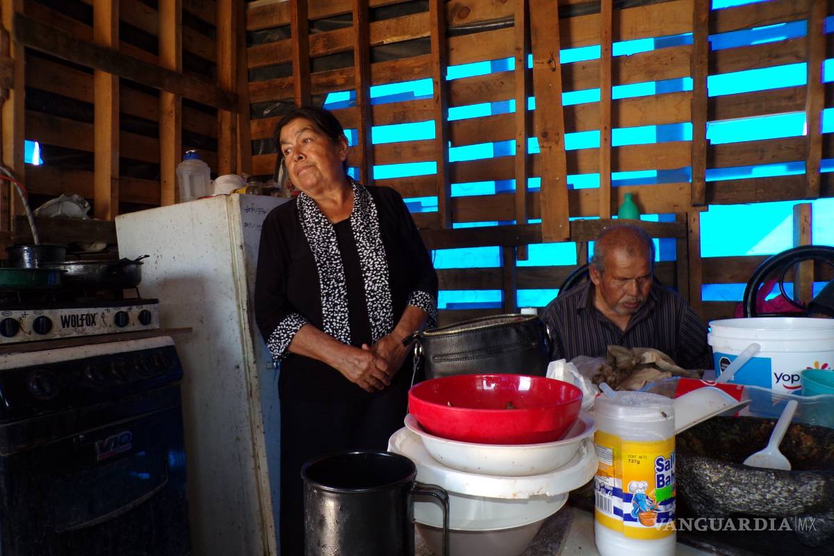 Amenaza lideresa a abuelitos con desalojarlos de terrenos