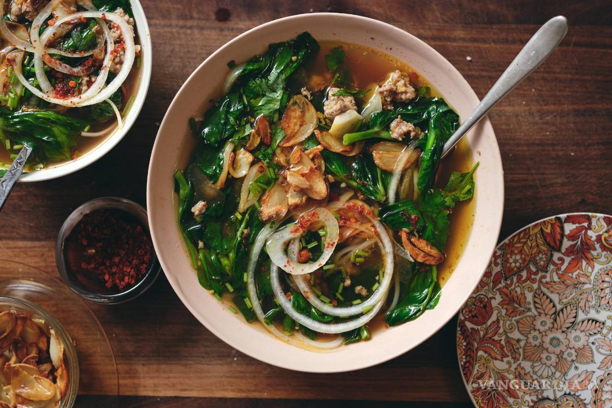 Una sopa de fideos con puerco y otros ingredientes de tu alacena