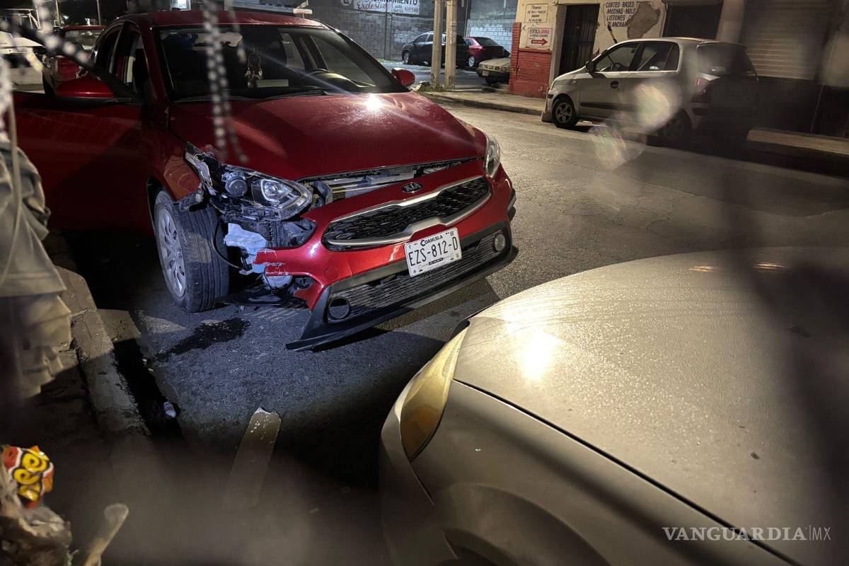 $!Automóvil Kia Forte terminó dañado tras impactarse contra un remolque estacionado en la colonia.