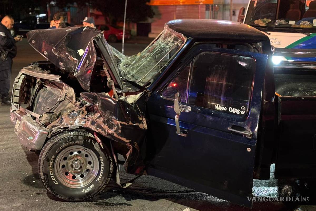 $!Los vehículos fueron remolcados al corralón, ya que la camioneta no contaba con seguro.