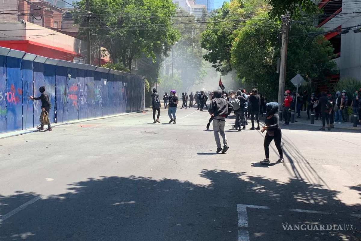 Vandalizan inmediaciones de la embajada de Estados Unidos en CDMX durante protestas