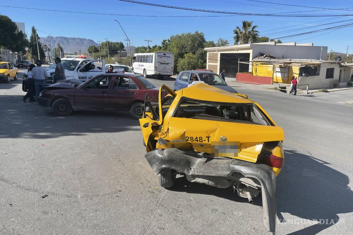Choque por alcance deja a niño atrapado en taxi de Saltillo; investigan estado de ebriedad del otro conductor
