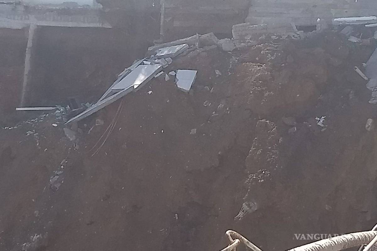 $!Derrumbe en casas de Monterrey deja una persona muerta, otra herida y una desaparecida