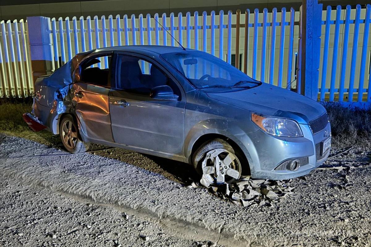 Veloz joven derrapa y choca su auto contra un poste, al oriente de Saltillo