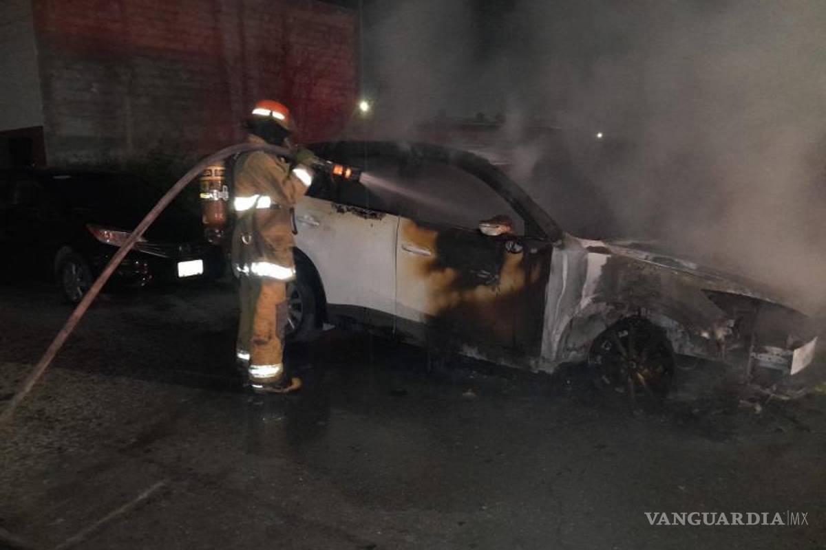 $!El incendio consumió por completo la camioneta Mazda CX-5 durante la madrugada en la colonia Del Valle.