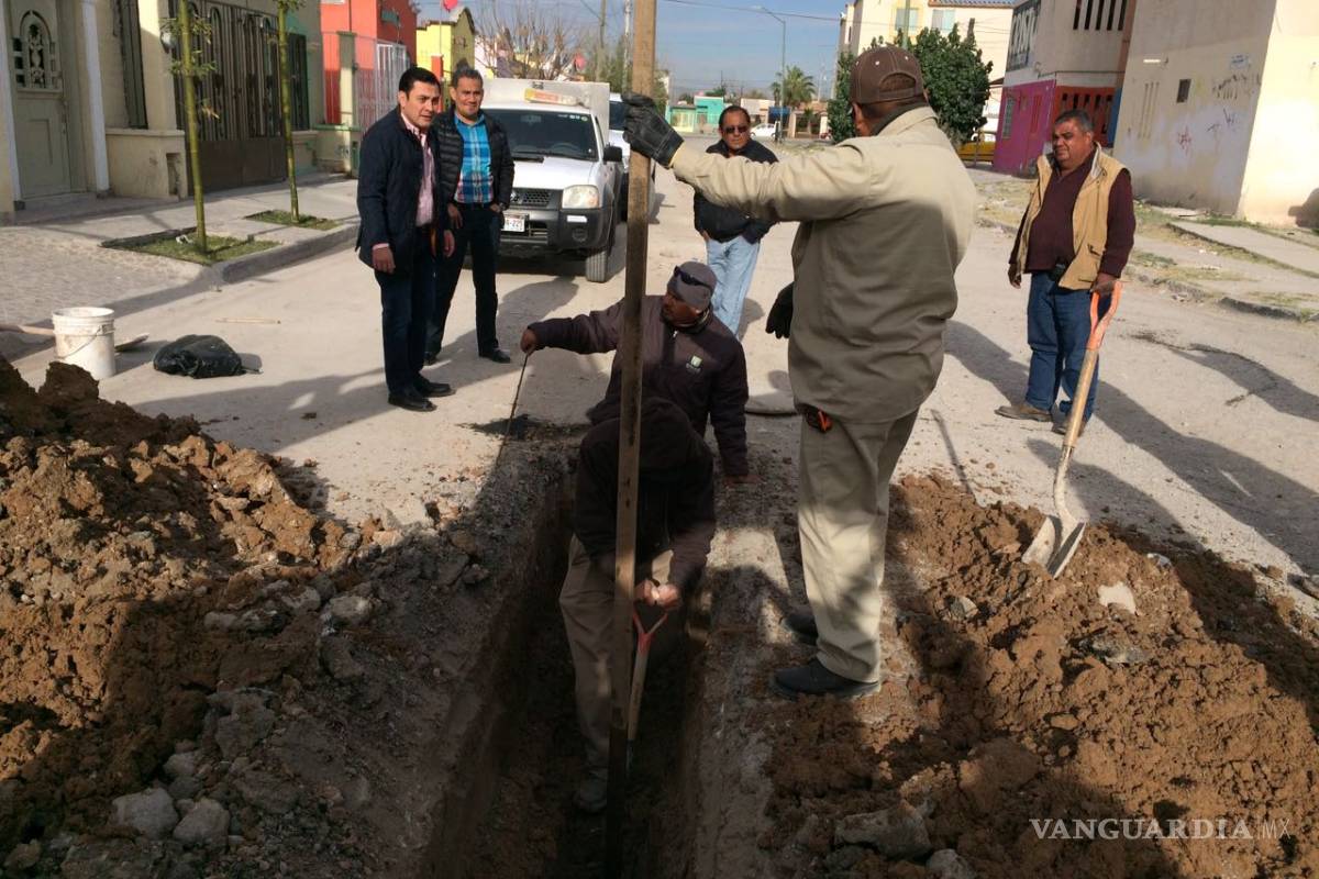Repone Simas Torreón tramo de colector colapsado