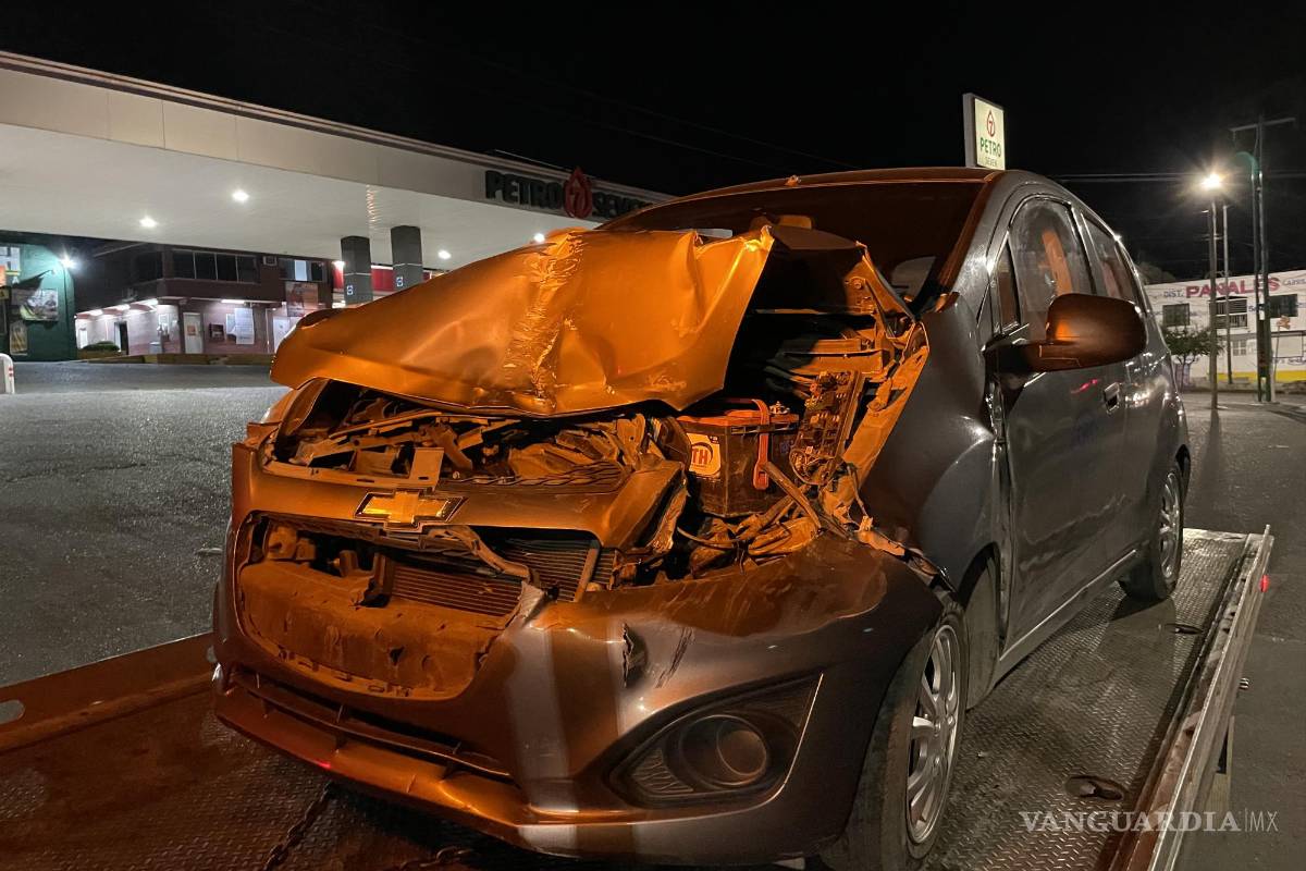 Circula a exceso de velocidad y choca por alcance a camioneta al sur de Saltillo; vehículo resulta en pérdida total