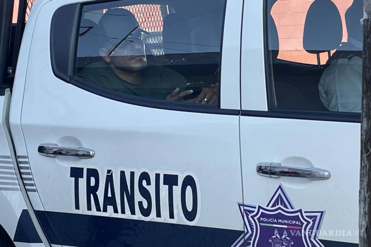 $!Elementos de Tránsito Municipal arrestaron al conductor del Toyota gris tras el accidente en Bellavista.