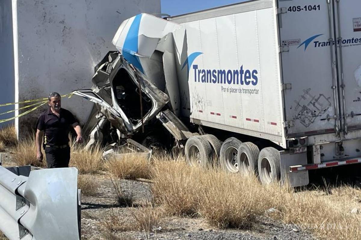 $!El tráiler involucrado en el accidente, de la línea Transmontes, sufrió severos daños tras el impacto contra el puente vehicular.