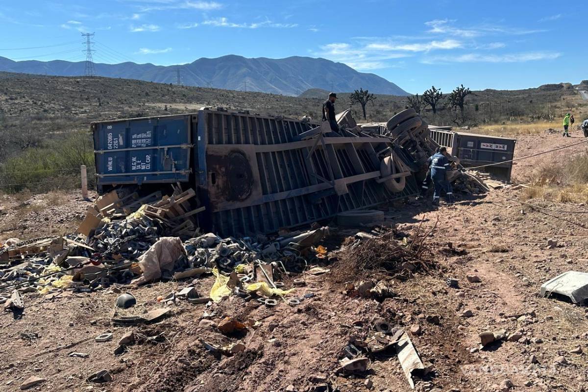 Vuelca tráiler tras impactarse contra otro en el Libramiento Norponiente