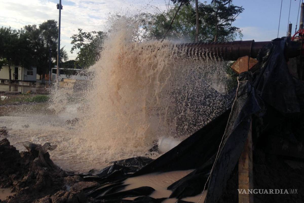Simas Torreón inicia lavado del nuevo pozo en la plaza Madero