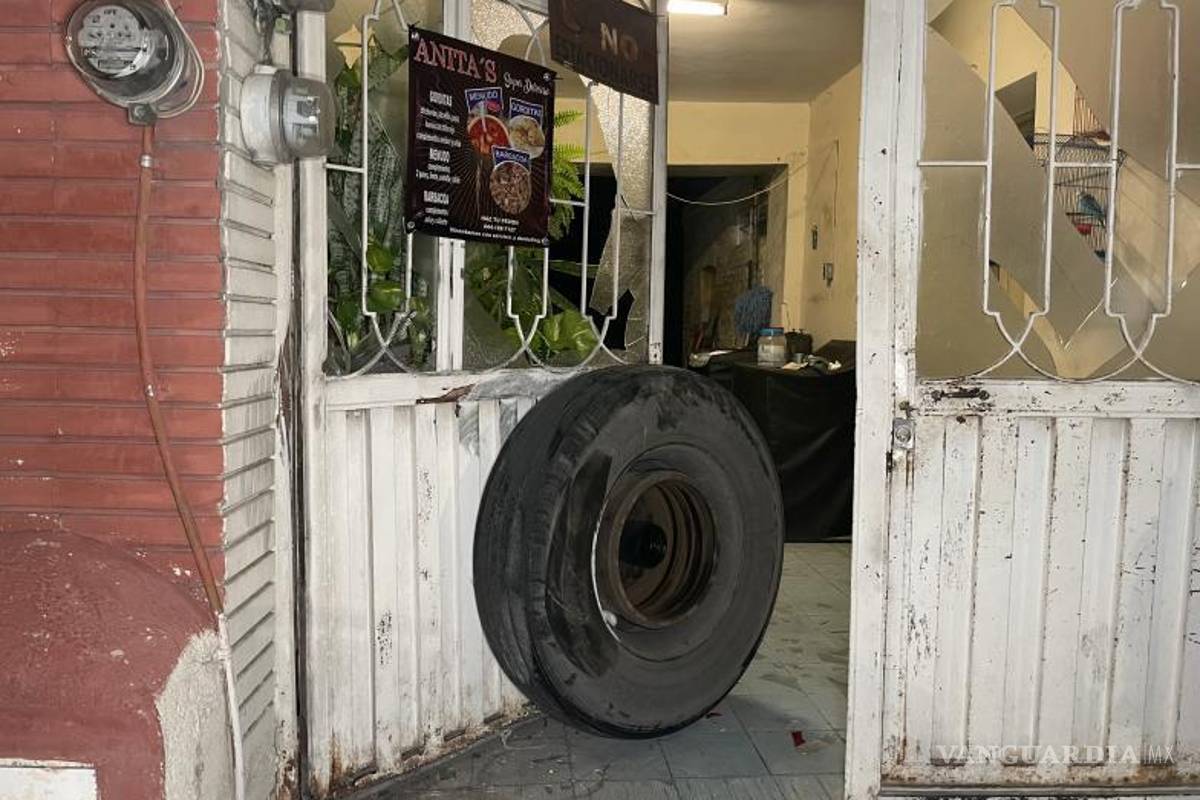 $!El portón de la vivienda en la calle Matamoros fue dañado y los cristales rotos tras el impacto de la llanta desprendida.