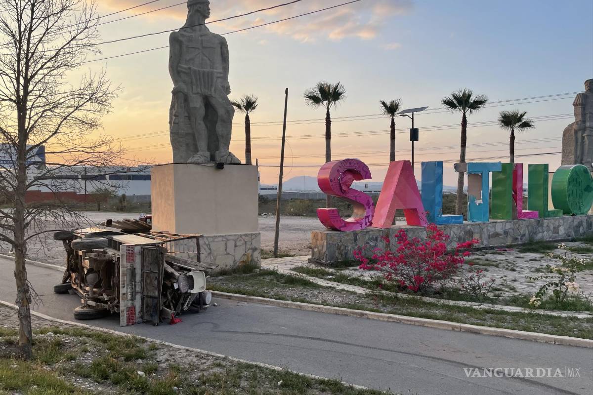 Albañiles correlones vuelcan en la entrada a Saltillo; no hubo lesionados