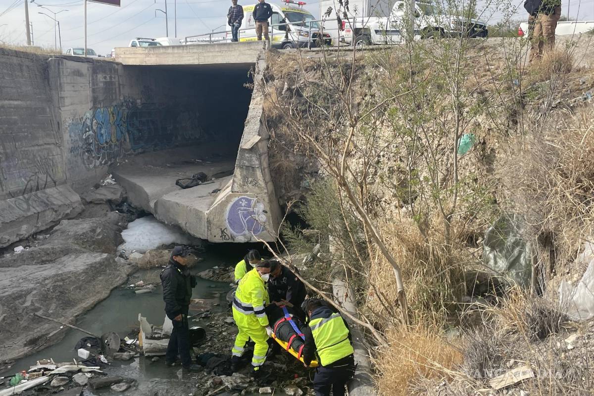 Saltillo: por tomar atajo, motociclista cae a arroyo con todo y el tanque de gas que cargaba