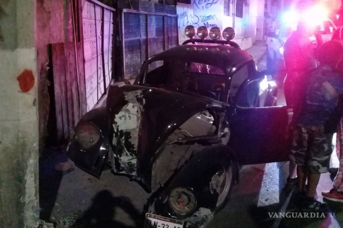 Por una dormitada destroza su ‘vocho’ en periférico de Saltillo