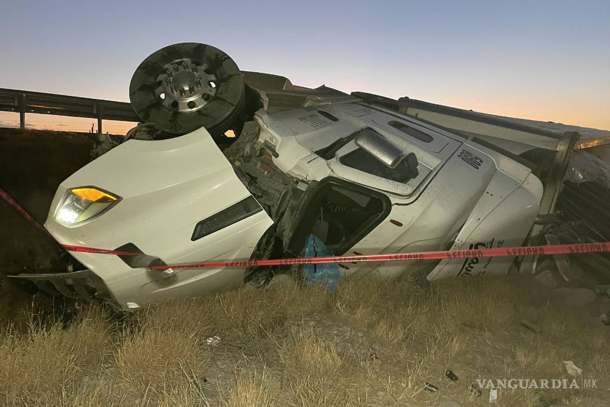 Muere trailero al volcarse sobre la Carretera Federal 57