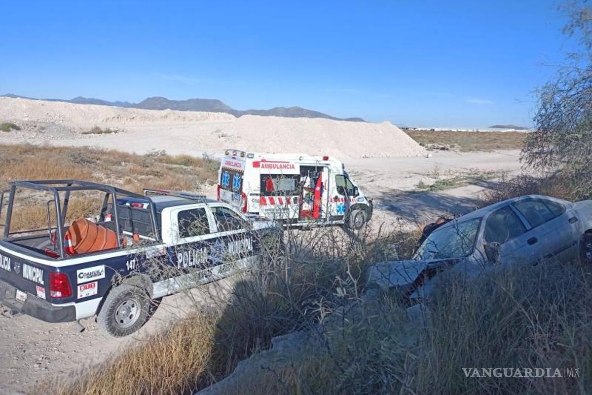 $!El auto quedó asegurado por las autoridades, mientras el conductor recibía atención médica.