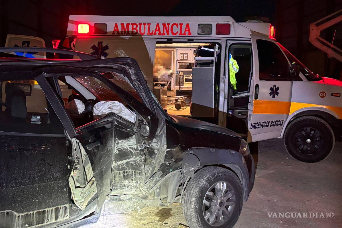 Vuelca tras impactarse contra muro de contención en Saltillo; conductora resulta herida