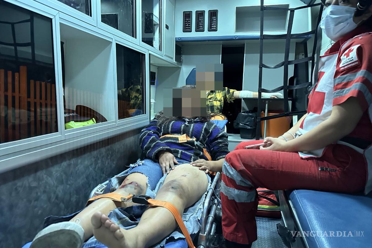 Mujeres chocan por alcance contra camioneta en Saltillo; resultan heridas