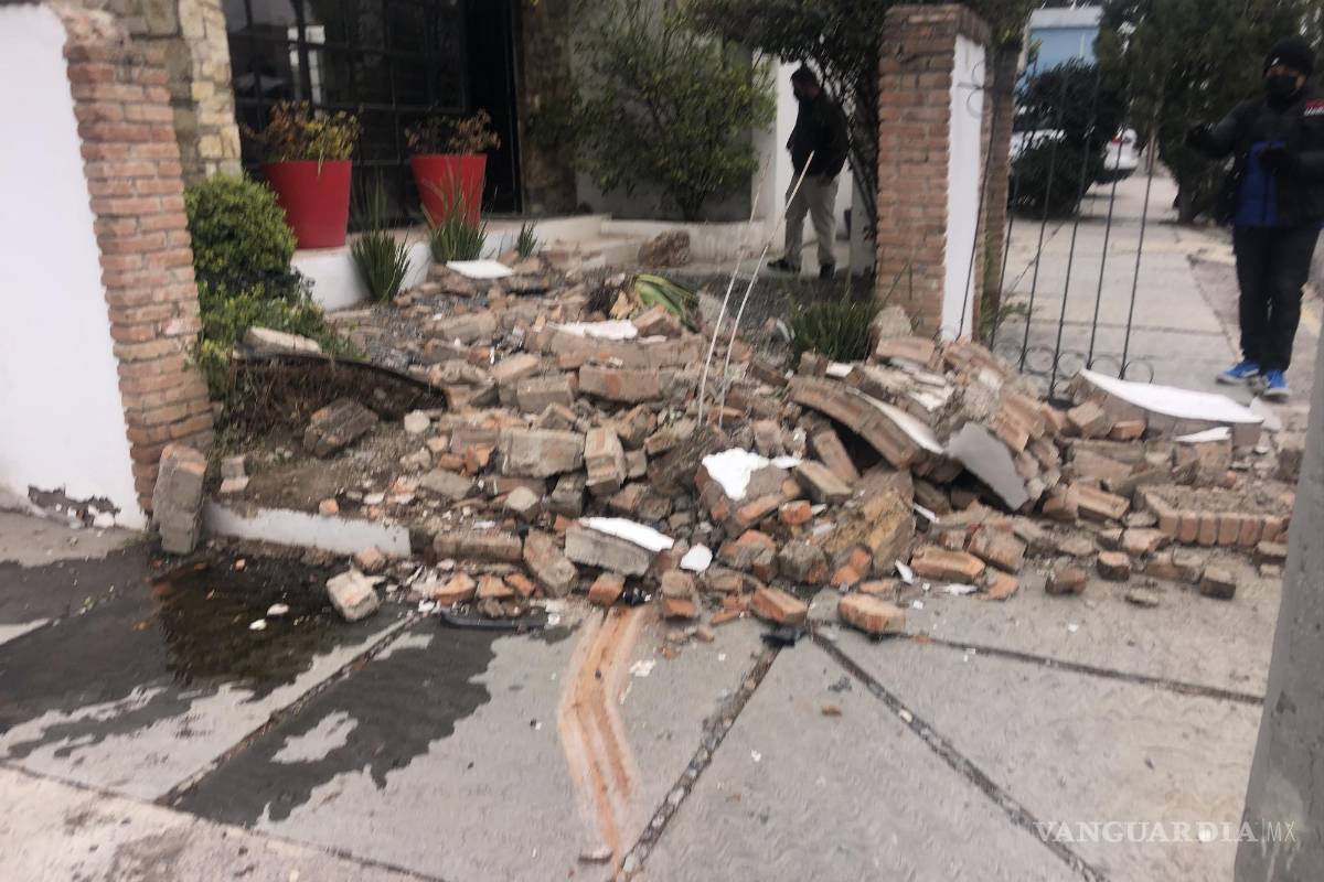 Auto choca con barda en la colonia República de Saltillo