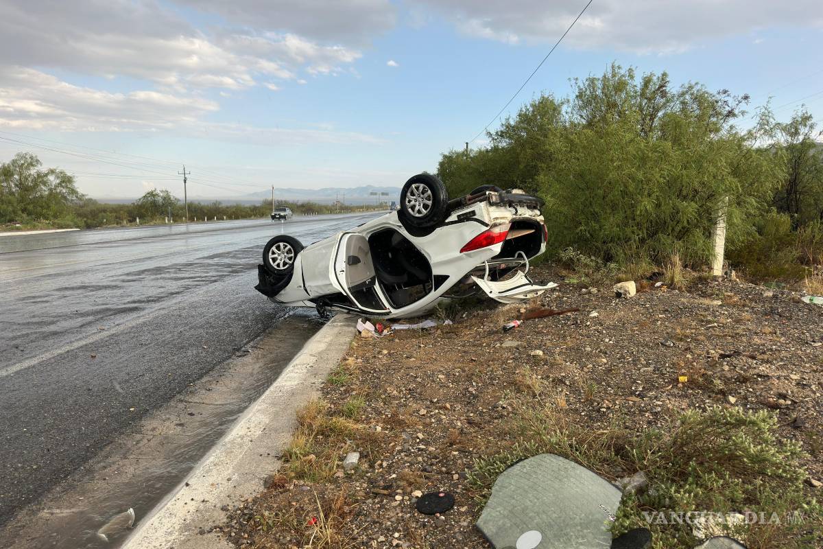 Aparatosa volcadura rumbo a Zacatecas deja sólo susto a familia