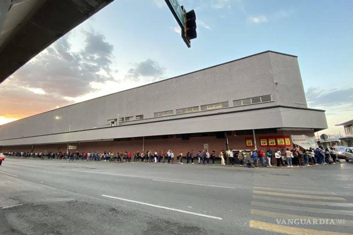 Crisis del transporte en Nuevo León: Hacen larga fila para tomar el camión; tardan hasta 2 horas en la parada