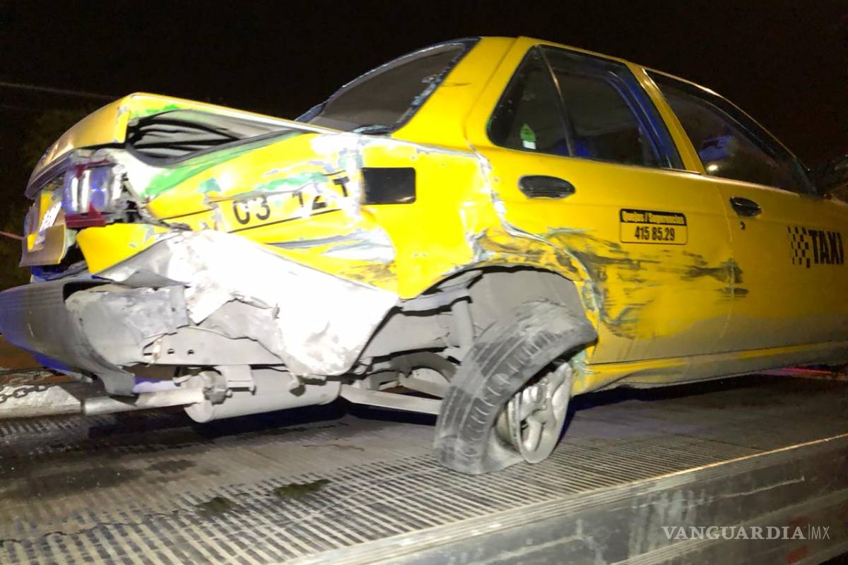 Chocan taxista y conductor en Saltillo, casi se agarran a golpes