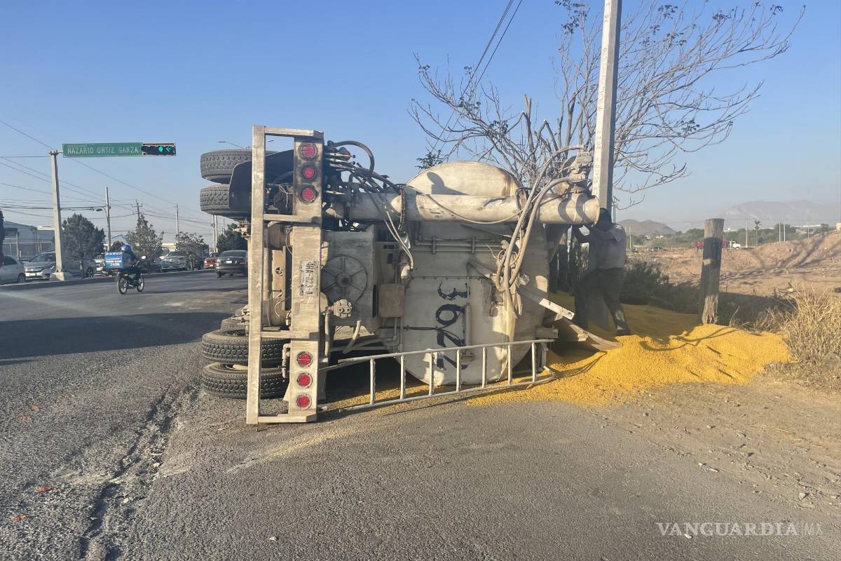 Tráiler vuelca por exceso de carga y derrama 20 toneladas de alimento para gallo en Saltillo