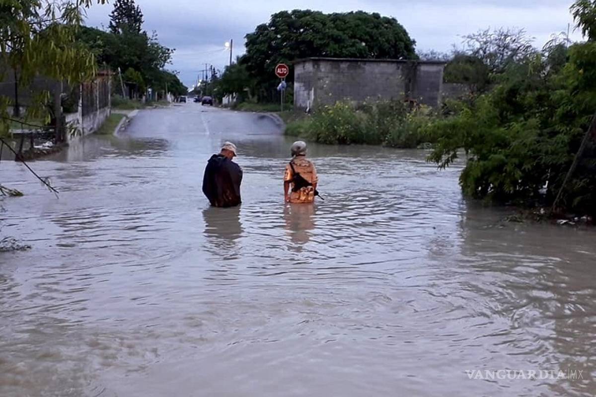 $!Caos vial en Acuña por tormenta; reportan acumulamiento de agua en varios sectores de la ciudad