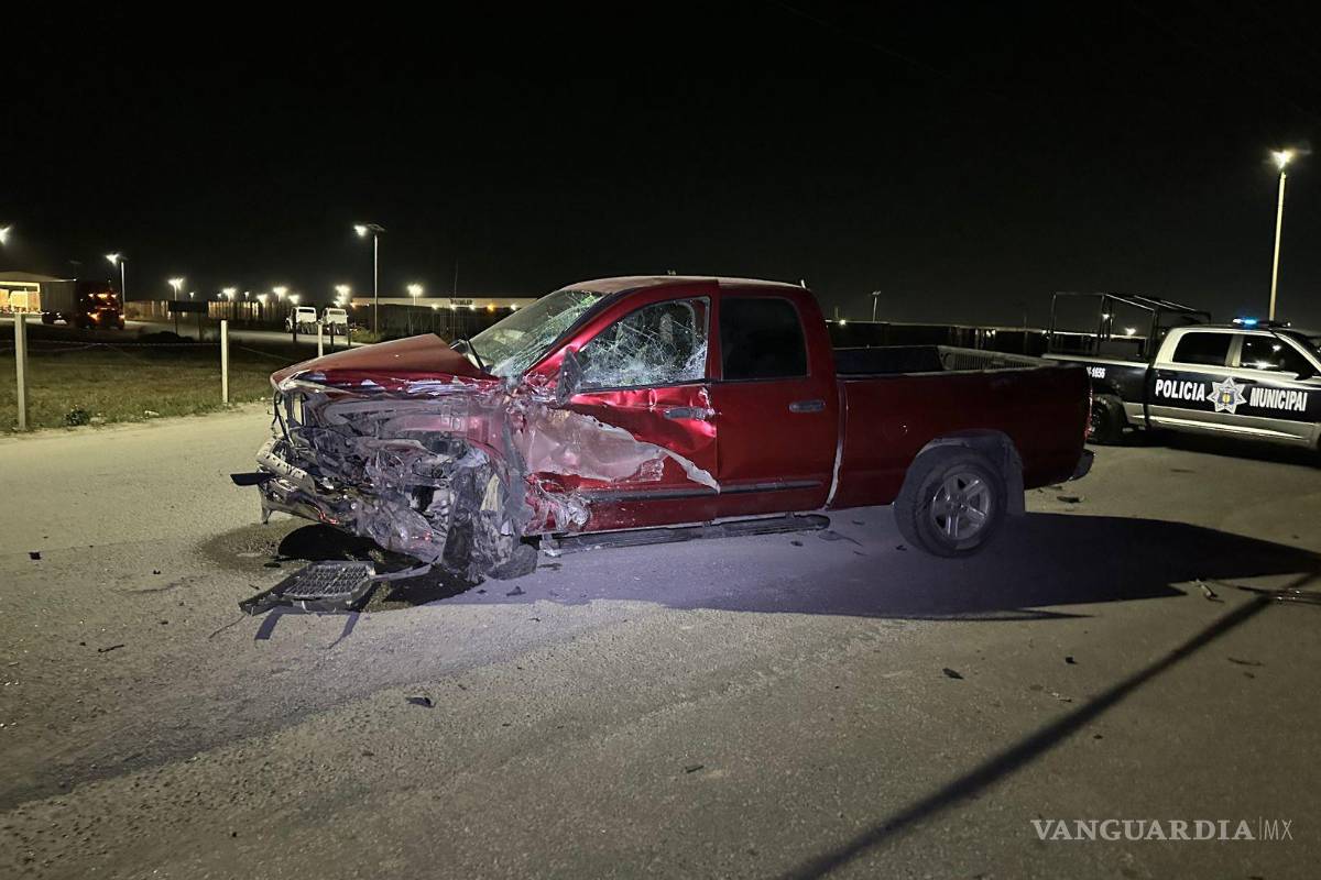 Quita derecho de paso y colisiona contra tráiler en Derramadero; conductor resulta herido