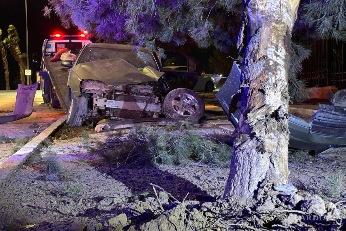 Acelerado joven destroza su auto contra un árbol en Saltillo; iba presuntamente ebrio