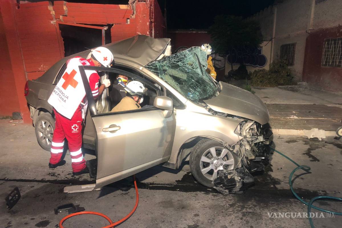 Conductor termina prensado tras chocar con el muro de una casa en Saltillo