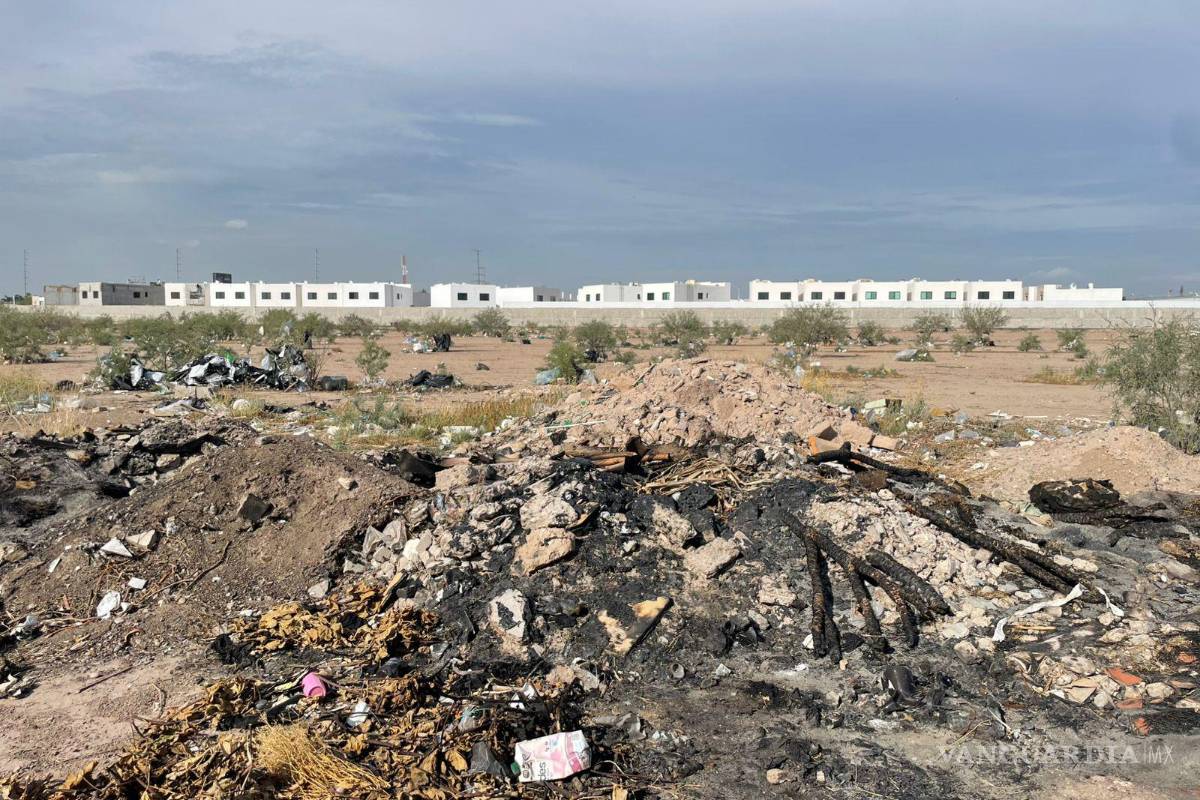 Torreón: Denuncia quema de llantas y omisión de autoridades, humo tóxico invade fraccionamiento (videos)