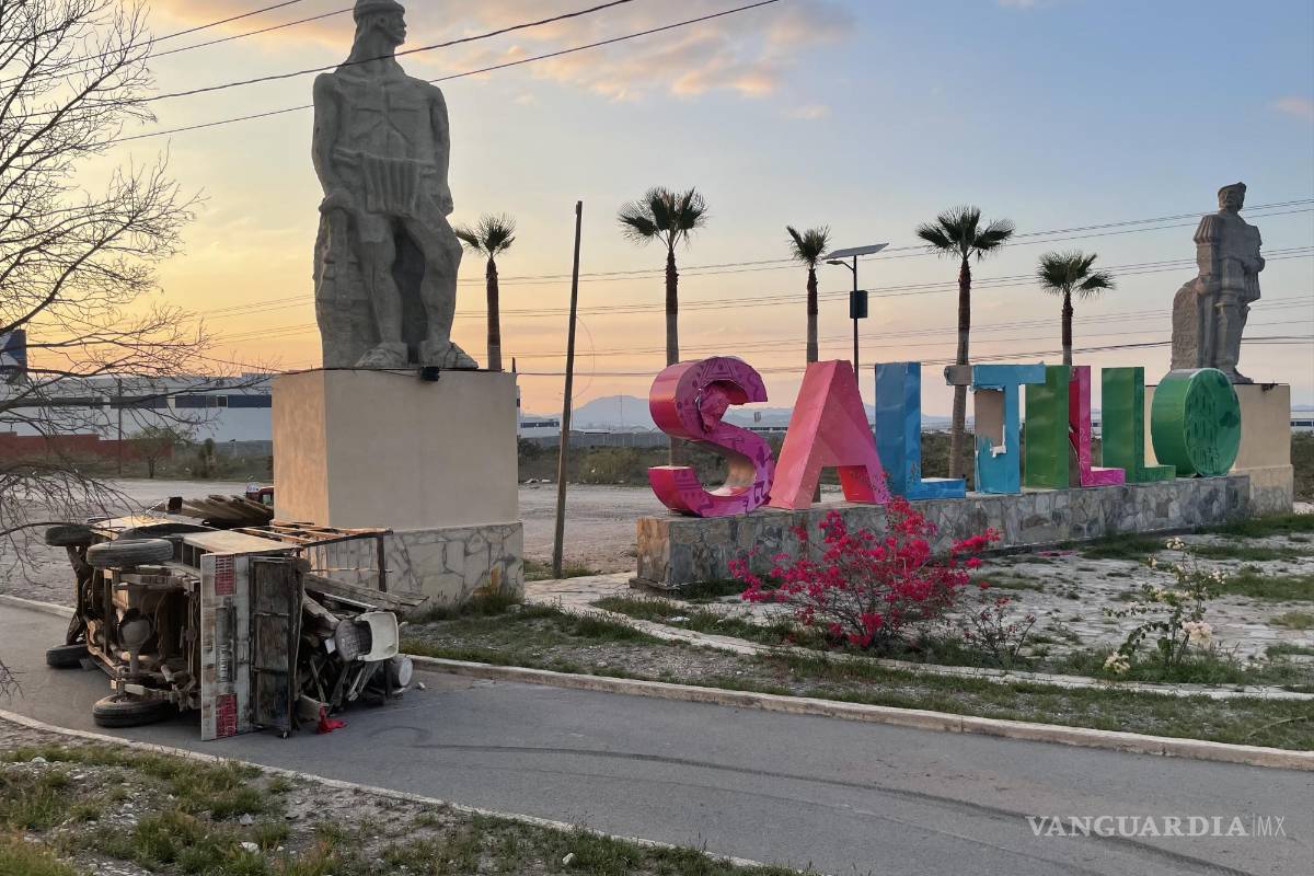 Albañiles correlones vuelcan en la entrada a Saltillo; no hubo lesionados