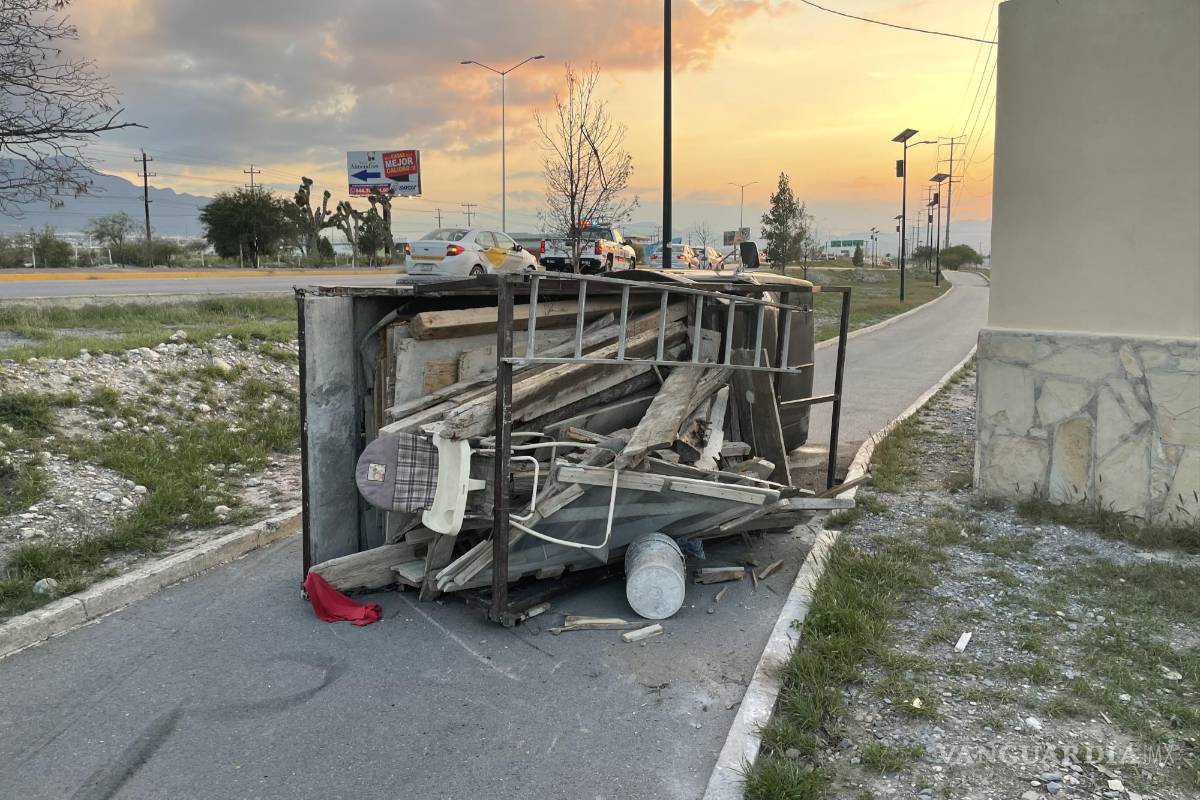 Albañiles correlones vuelcan en la entrada a Saltillo; no hubo lesionados