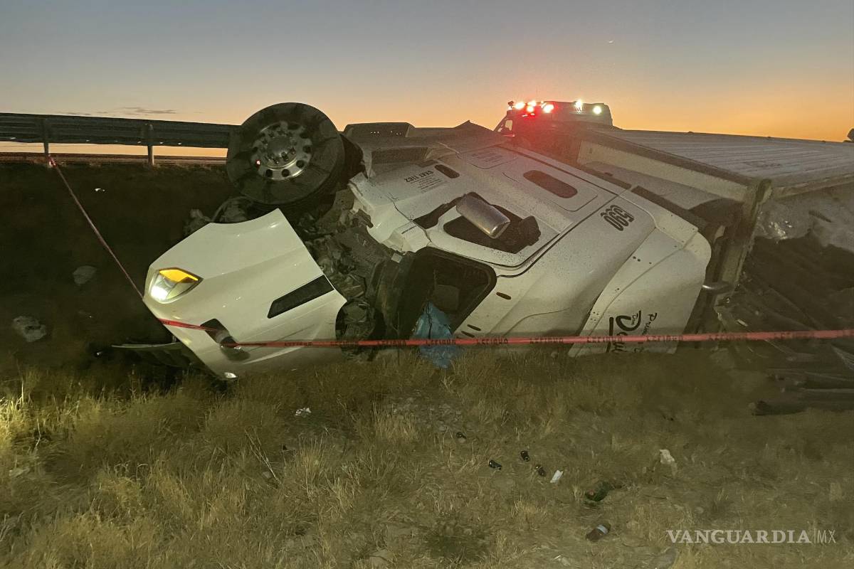 Muere trailero al volcarse sobre la Carretera Federal 57