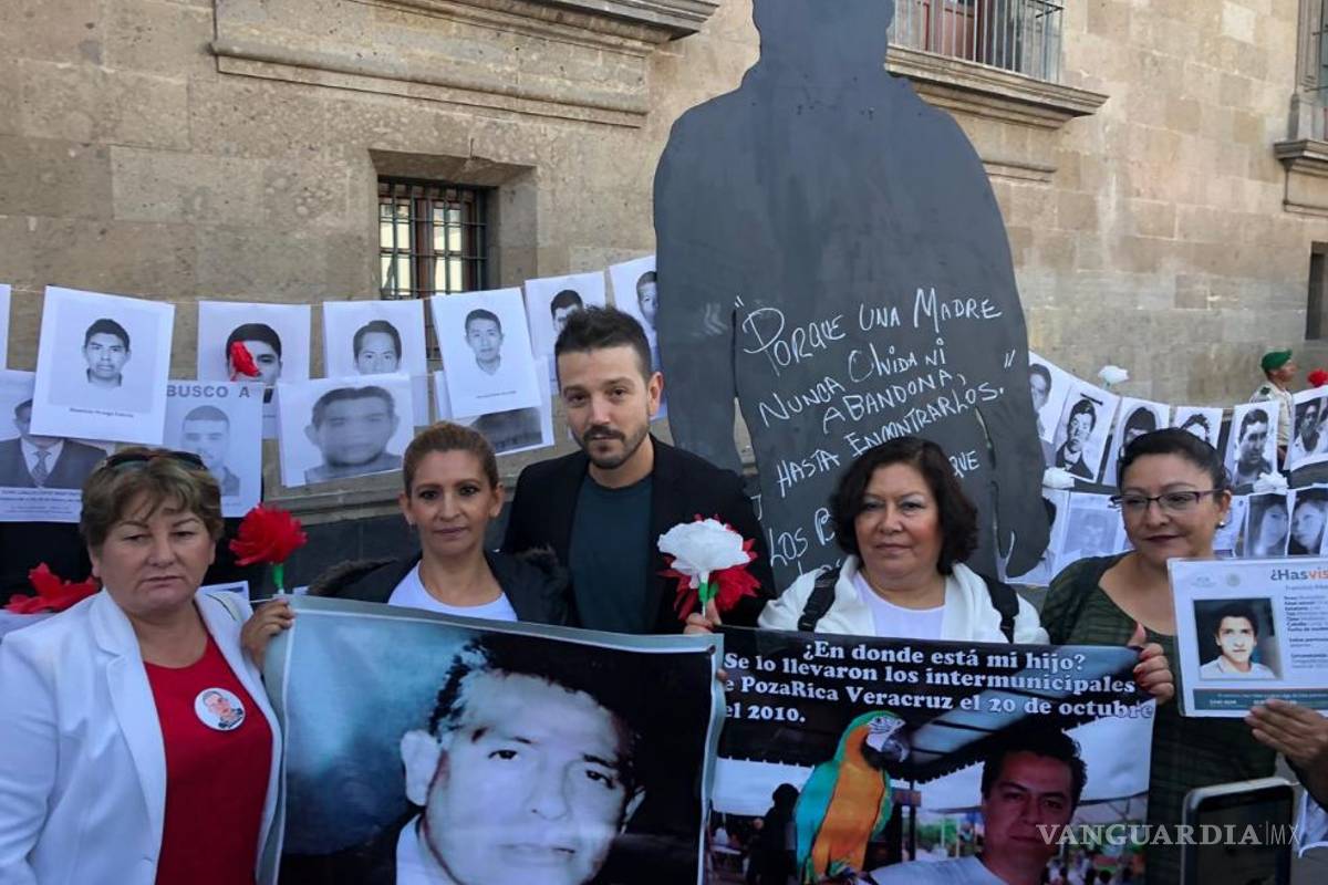 Diego Luna acompaña a familiares de desaparecidos que se manifiestan en Palacio Nacional