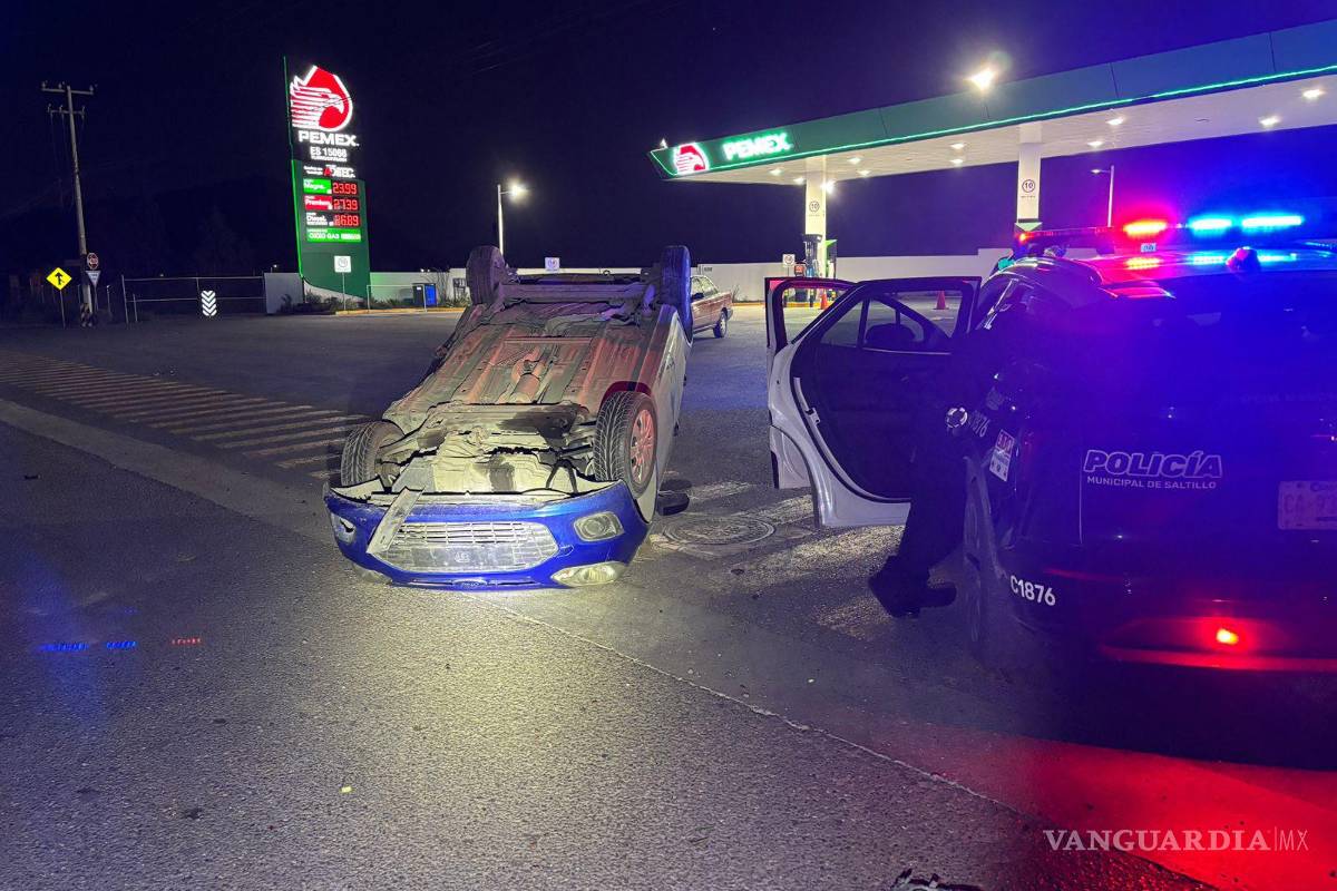 $!El exceso de velocidad y el alcohol habrían provocado la aparatosa volcadura.