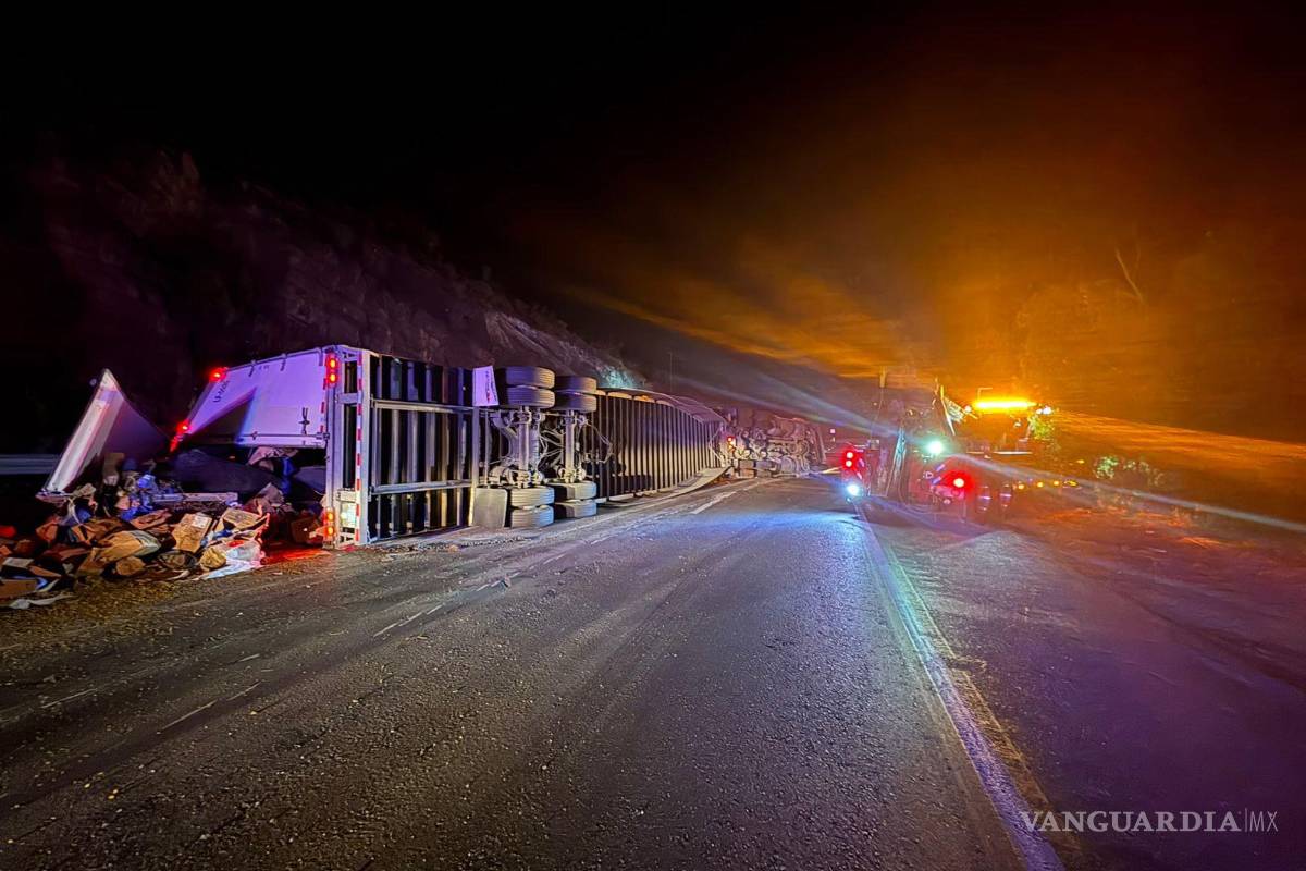 Carga se desplaza y provoca volcadura de tráiler en Los Chorros