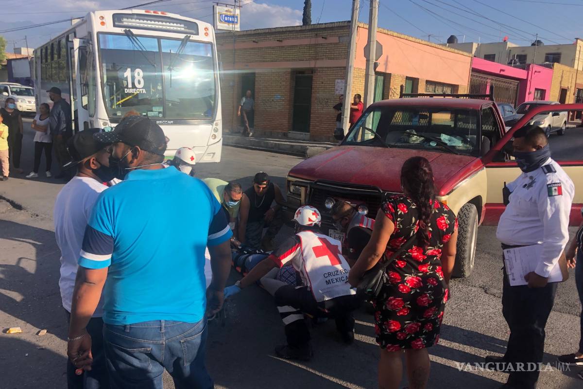 No respeta alto en Pérez Treviño... embiste a dos mujeres en moto