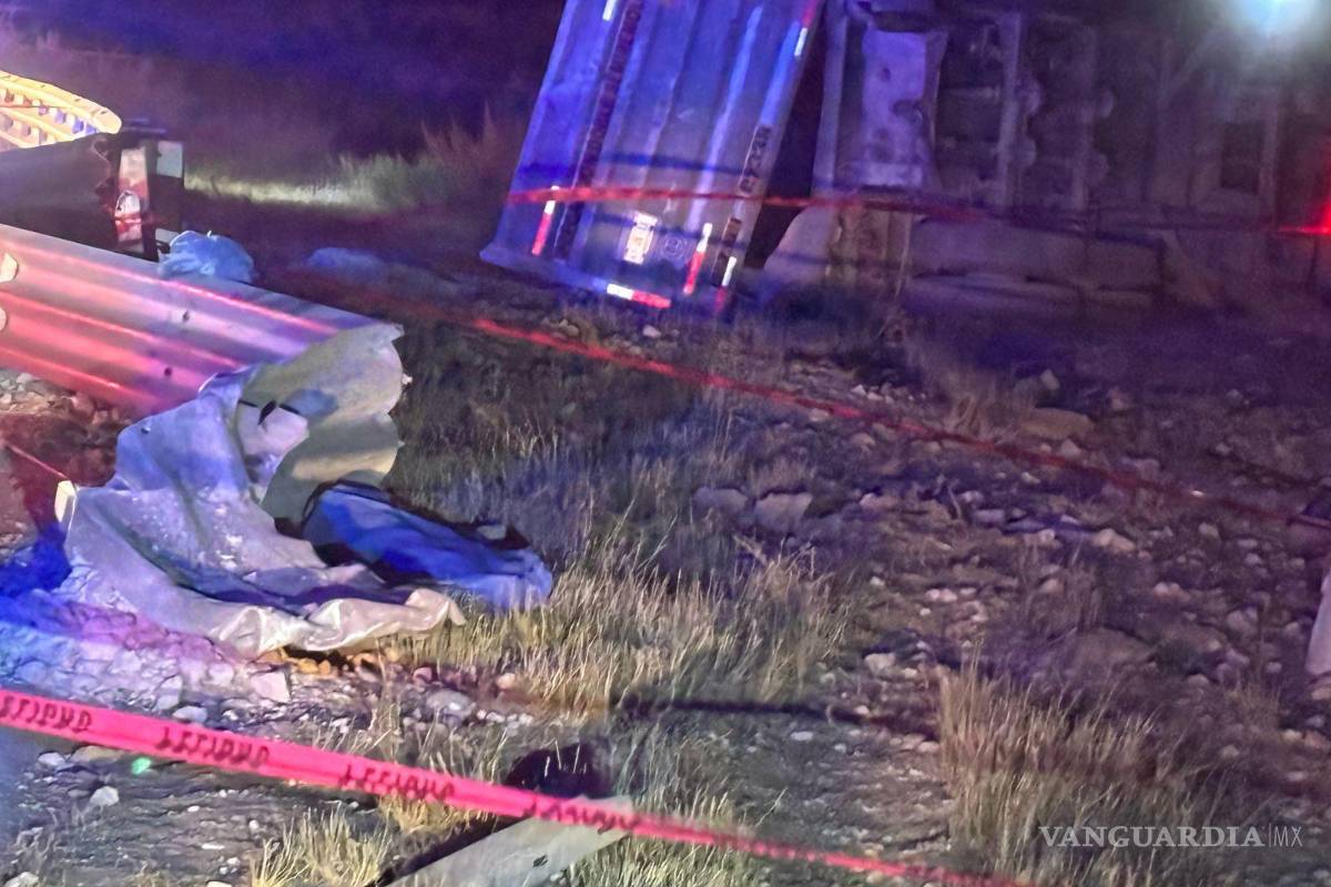 $!La pesada unidad quedó recostada sobre su costado derecho, con la grava esparcida a lo largo de varios metros.