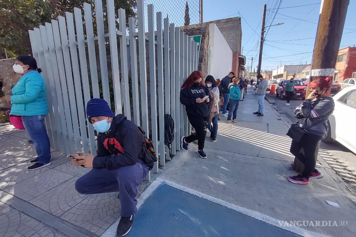 Saltillo: Pacientes COVID esperan hasta 36 horas por una prueba o incapacidad en el IMSS