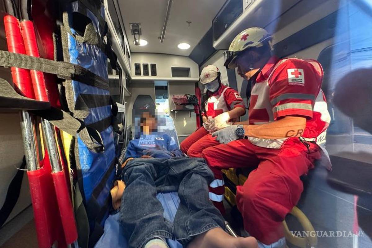 $!Paramédicos de la Cruz Roja trasladaron a José Ángel N. al Hospital General de Saltillo para recibir tratamiento médico.