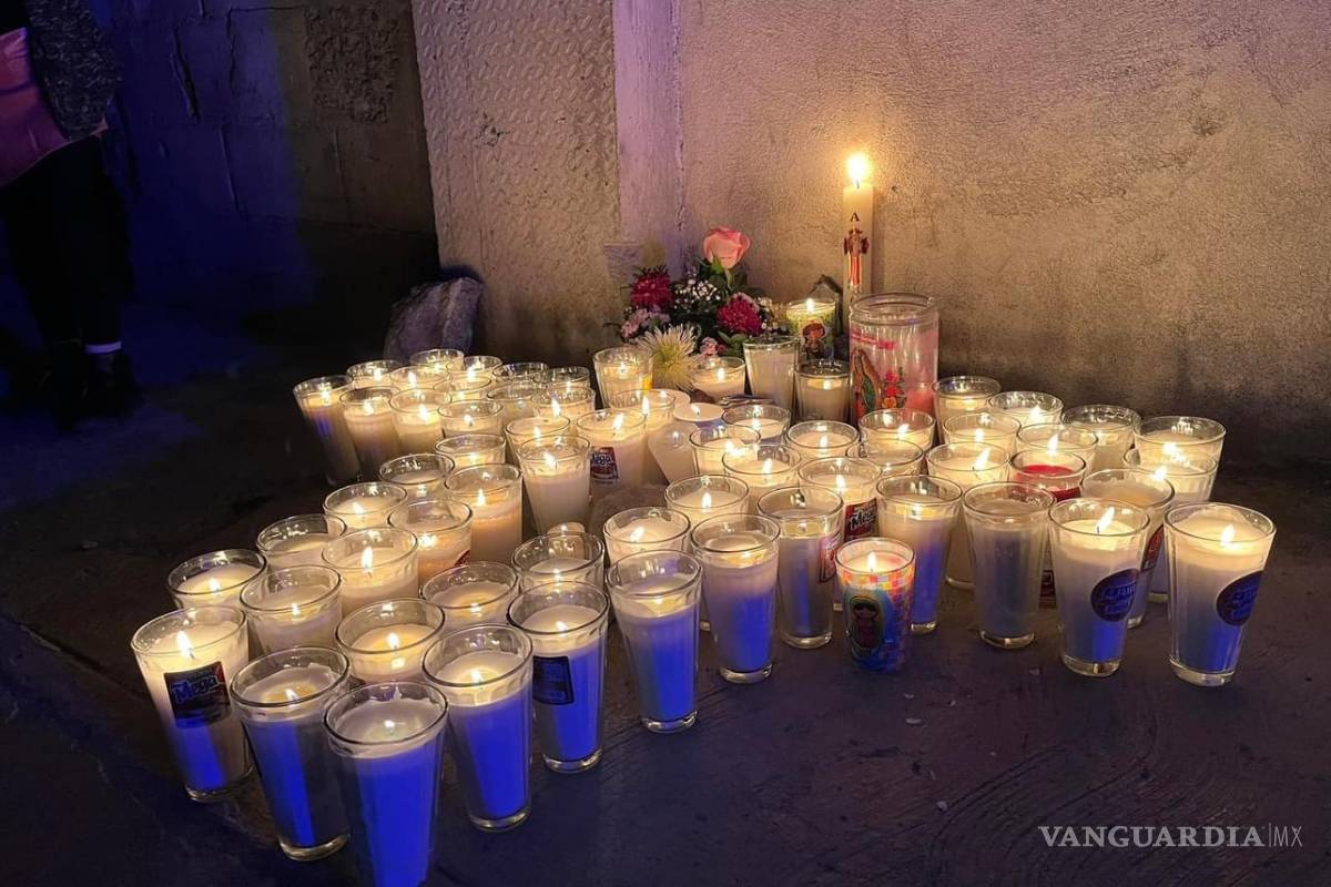 Amigos y familiares realizan oración para menor atropellado por un tráiler en Ramos Arizpe