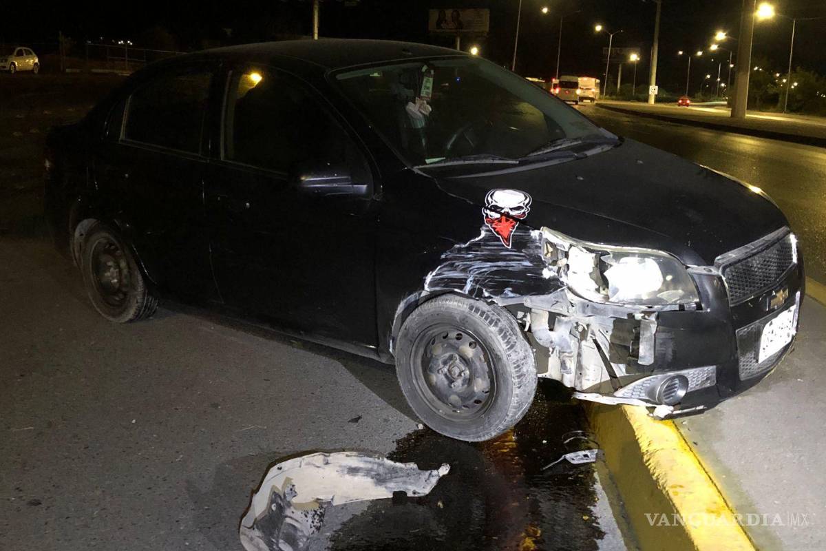 Choca por alcance y tumba las plantas al sur de Saltillo; auto intenta esquivarlo y lo impacta otro vehículo